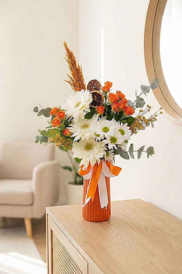 Turunç Güneşi Beyaz Gerbera ve Turuncu Çardak Gül Aranjmanı