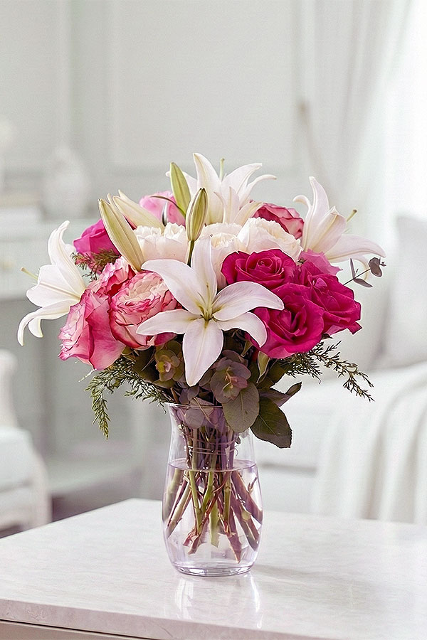 Romantik Esinti Beyaz Lilyum ve Fuşya Gül Aranjmanı
