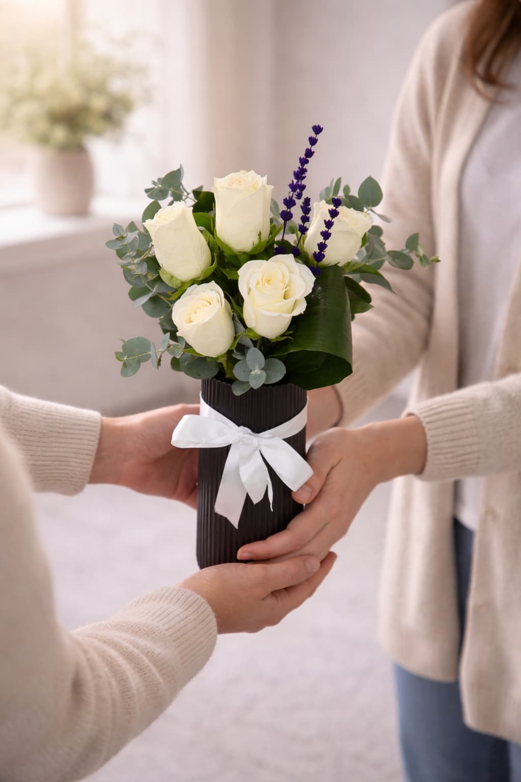 Saf Zarafet Siyah Vazoda 5 Beyaz Gül Aranjmanı