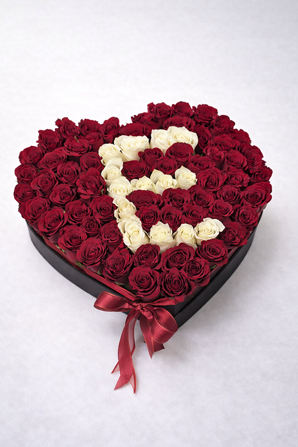 Aşka Özel Kalp Kutuda Baş Harfli Kırmızı Gül Tasarımı